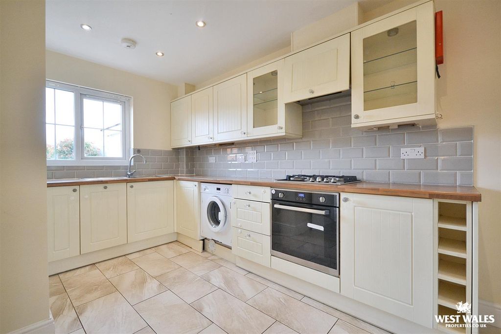 Property photo 3 of 20 Kitchen