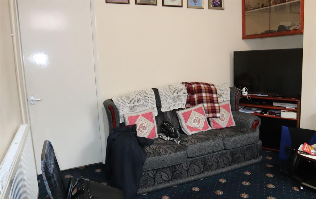 Property photo 2 of 20 Front Lounge