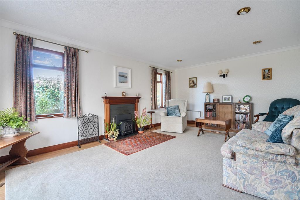 Property photo 3 of 28 Sitting Room