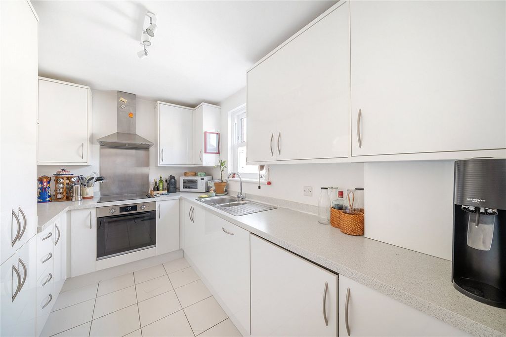 Property photo 3 of 6 Kitchen