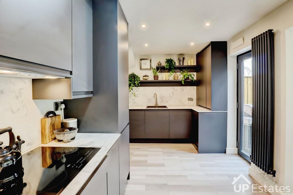 Property photo 3 of 18 Kitchen