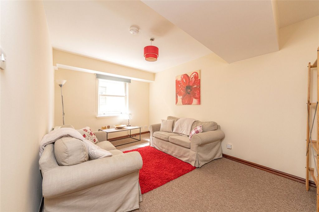 Property photo 2 of 14 Lounge
