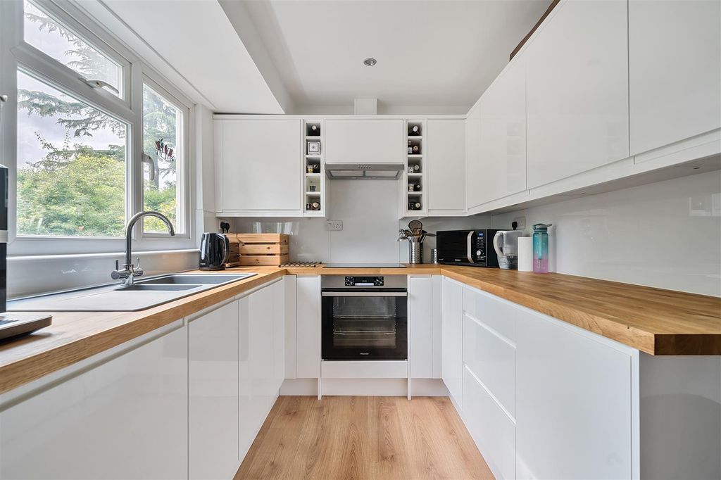 Property photo 2 of 10 Kitchen