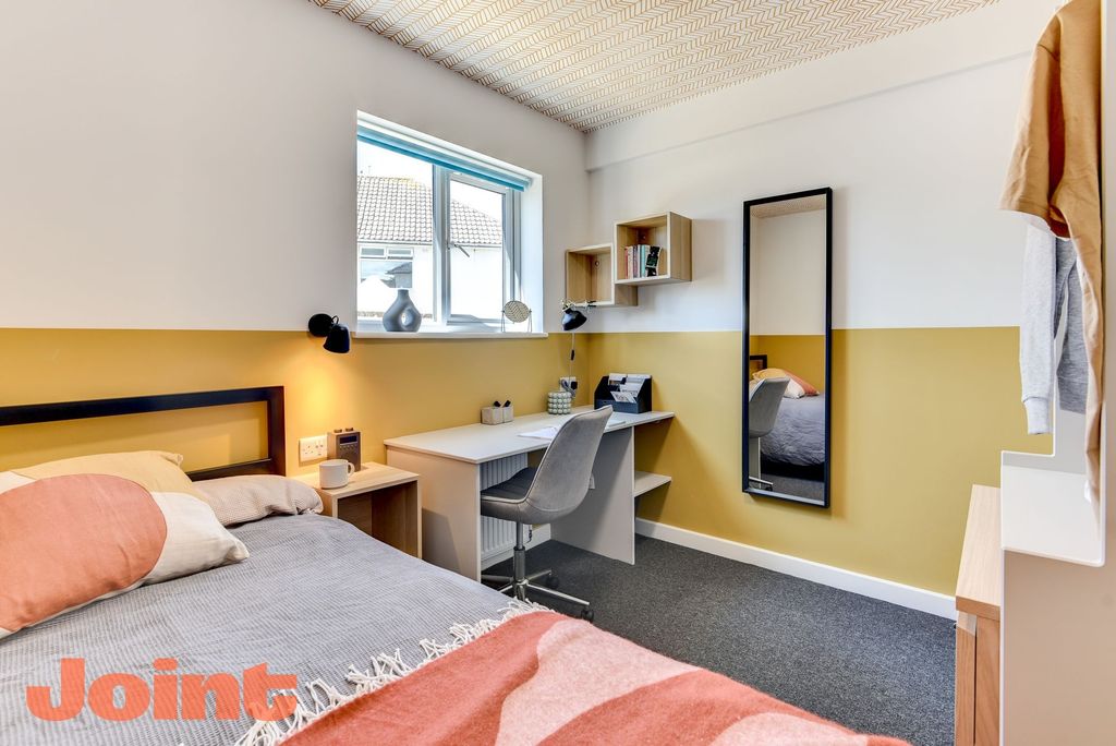 Property photo 3 of 6 This Cozy Double Bedroom Offers A Perfect Blend Of...