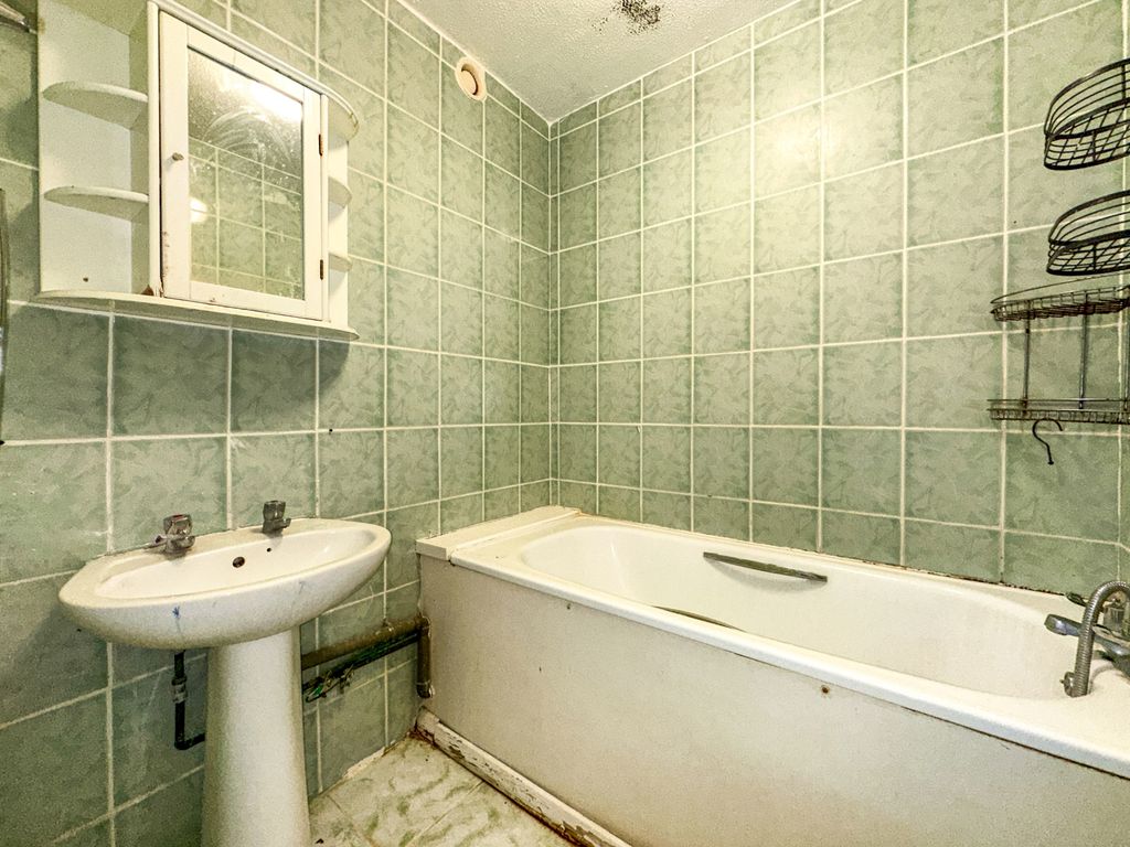 Property photo 2 of 12 147 Waverley Road, Tottenham, N17 0Pb