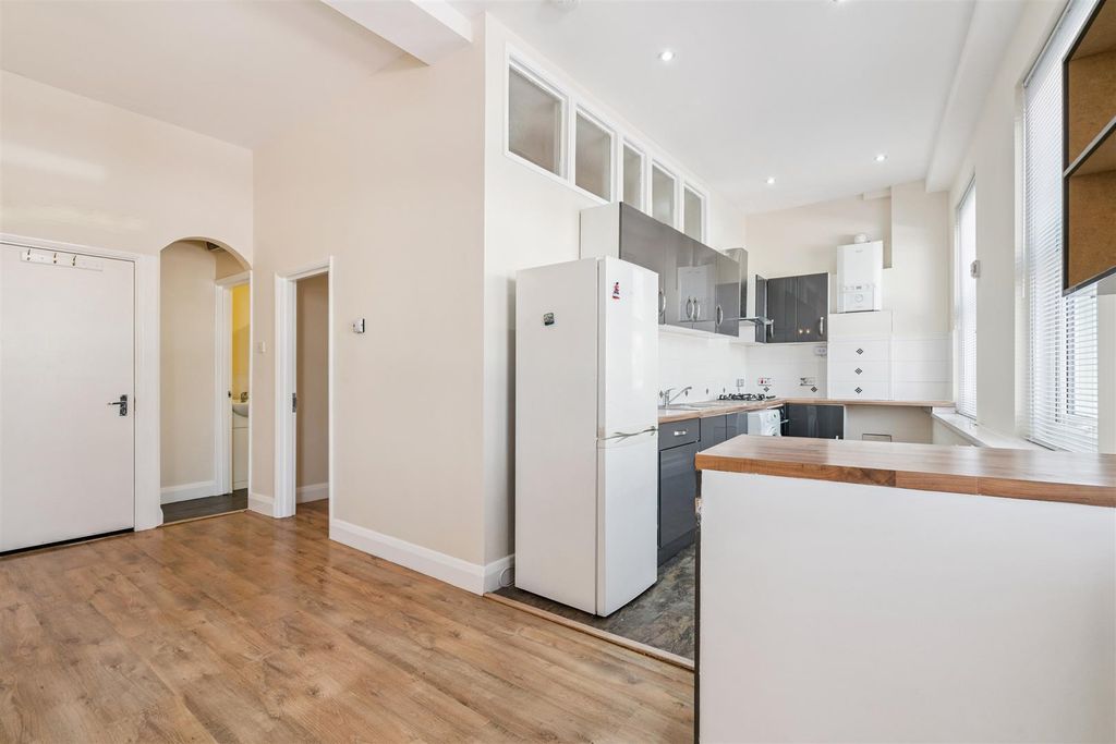 Property photo 3 of 8 Flat A 118 Mitcham Road Kitchen 1.Jpg