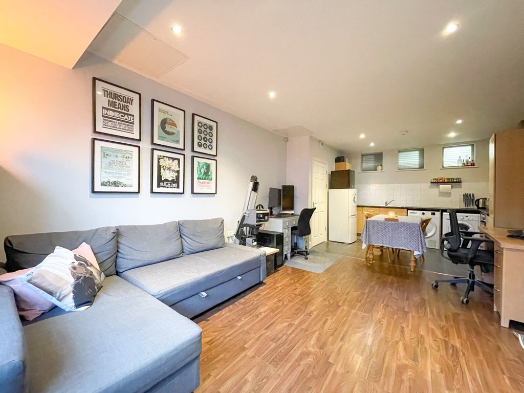 Property photo 2 of 10 3870005