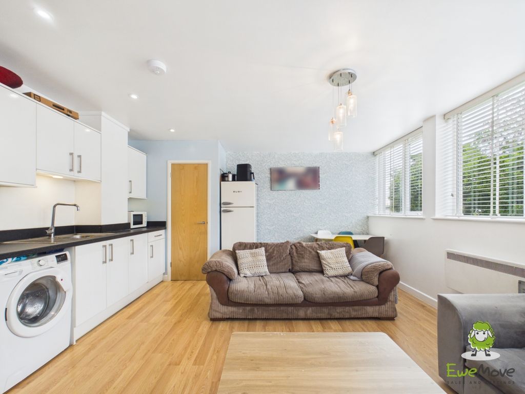 Property photo 3 of 9 Ewemove Basingstoke Wella House Living Area