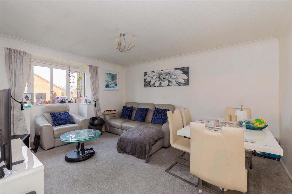 Property photo 2 of 10 18 Alders Close-8.Jpg