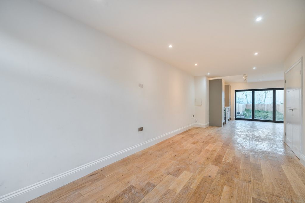 Property photo 3 of 20 1382629-2-692091F...