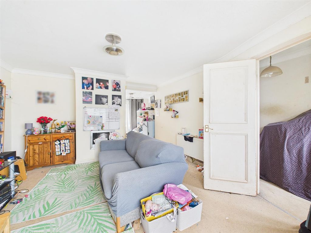 Property photo 2 of 14 2 - Dinder Close.Jpg