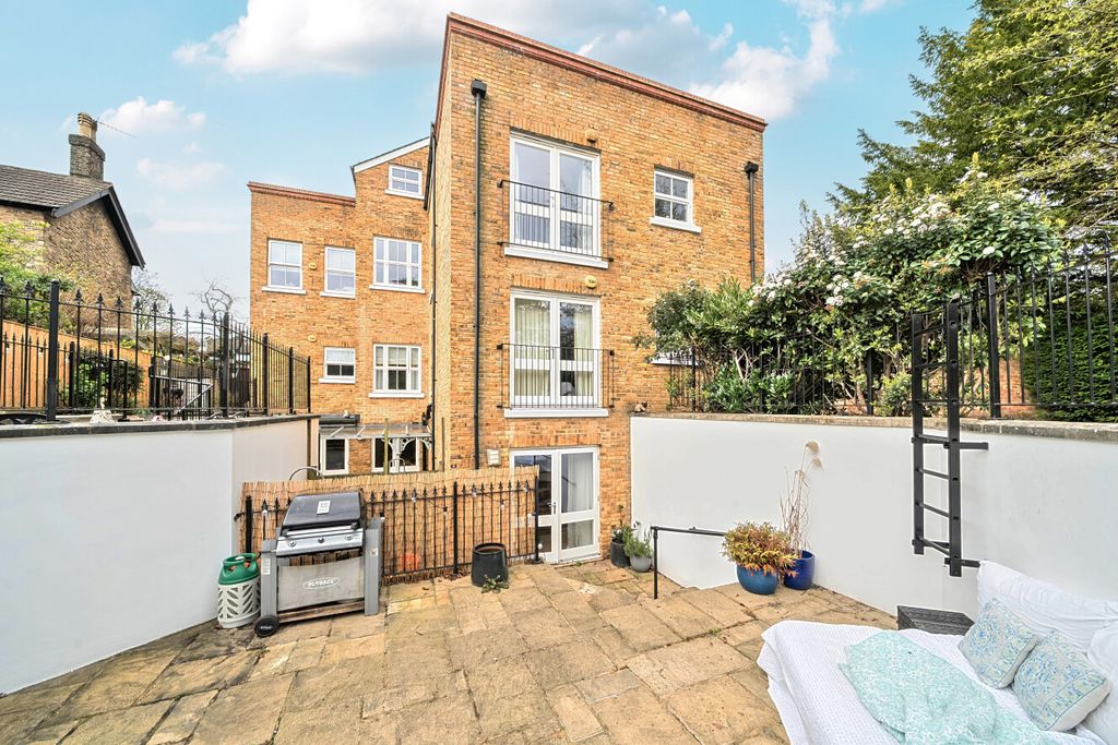 Property photo 2 of 15 1432327-11-69ce2E...