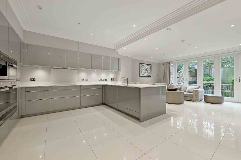 Property photo 2 of 18 Kitchen/Breakfast