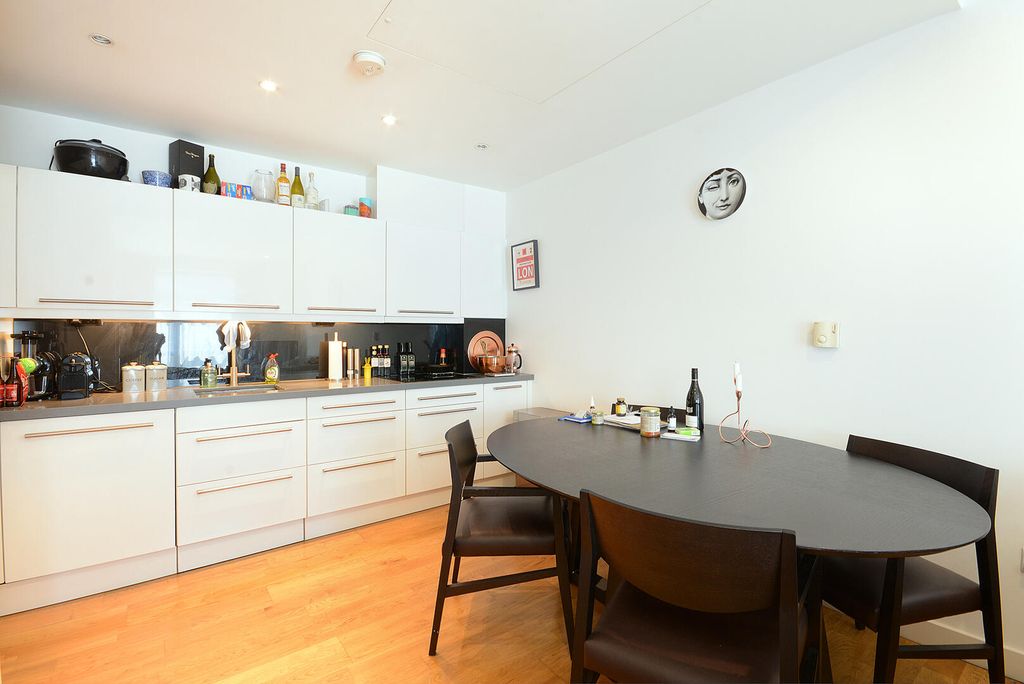 Property photo 3 of 7 Kitchen