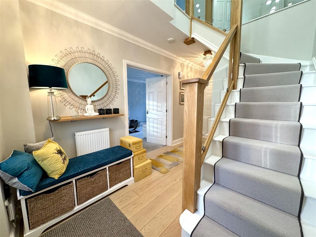 Property photo 3 of 47 Entrance Hall