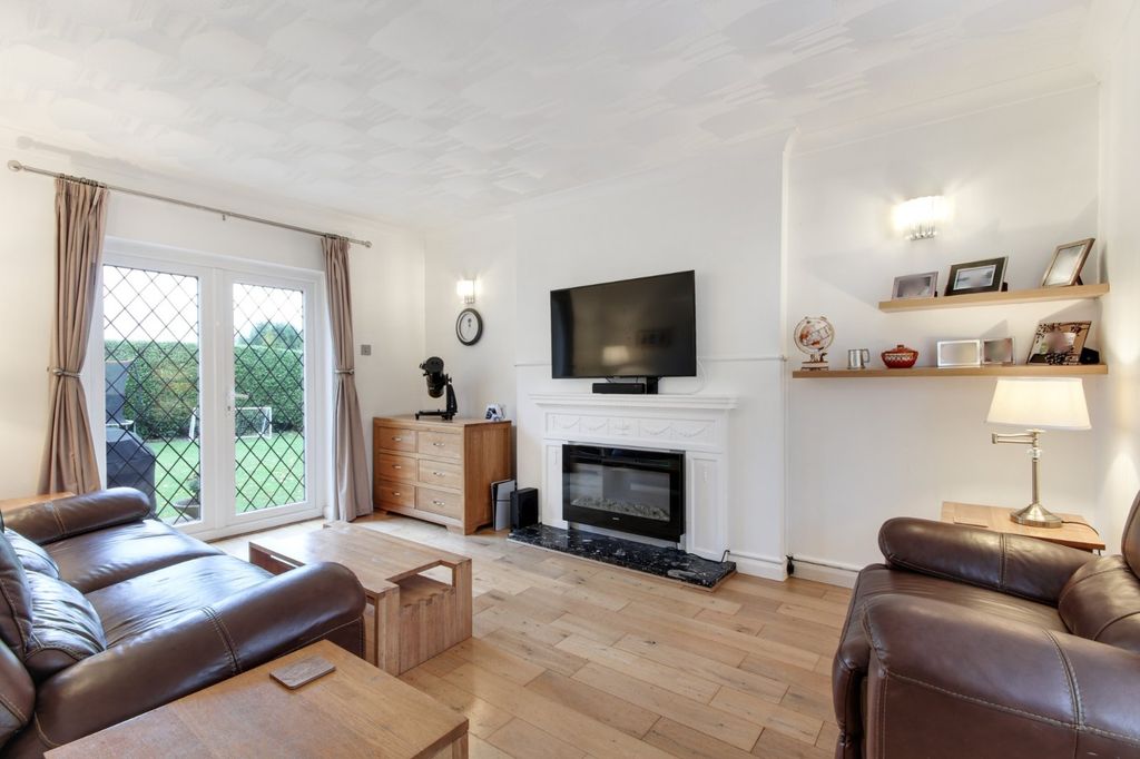 Property photo 2 of 20 Living Room