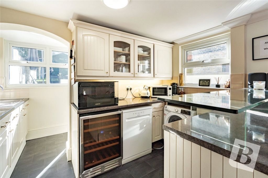 Property photo 3 of 23 Kitchen