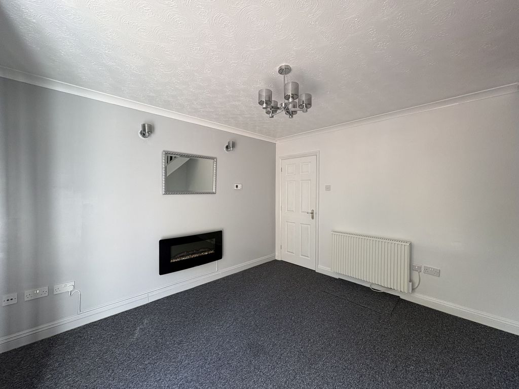 Property photo 3 of 11 Lounge2