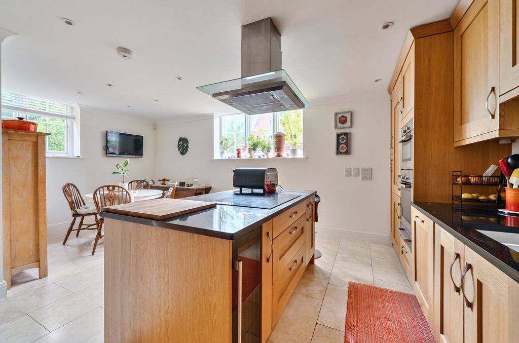 Property photo 3 of 29 1331595-33-688c8B...