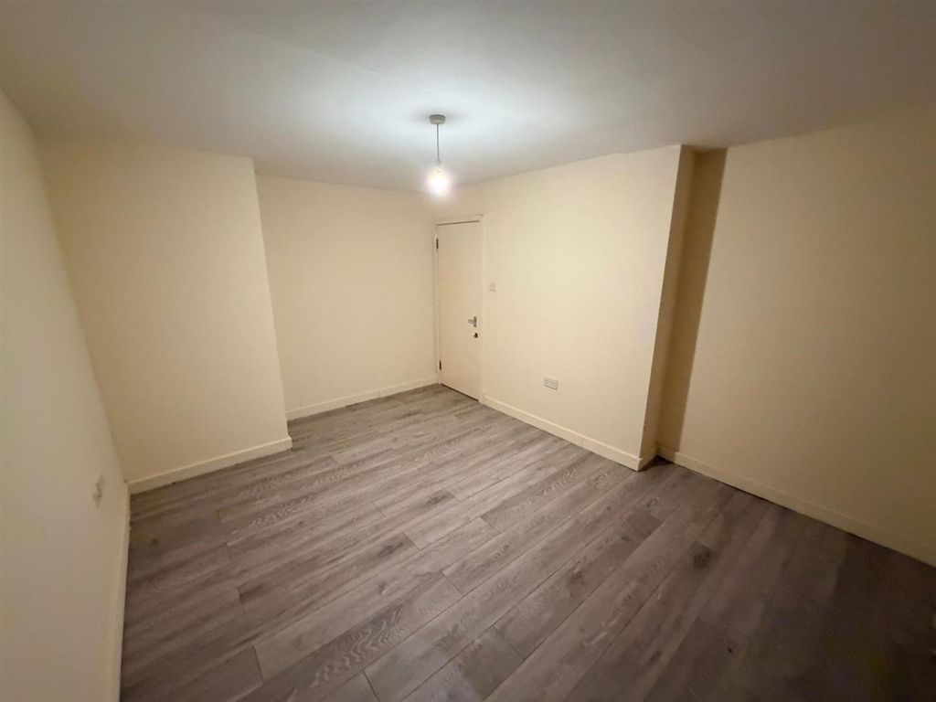 Property photo 3 of 7 Flat 8 Eramo House l.Jpeg