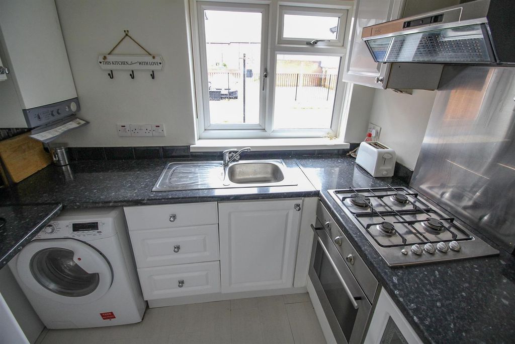 Property photo 3 of 9 Kitchen