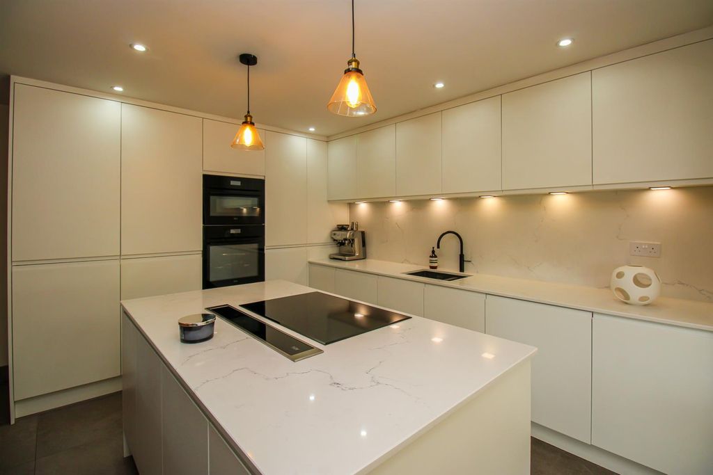 Property photo 3 of 20 Lounge/Kitchen
