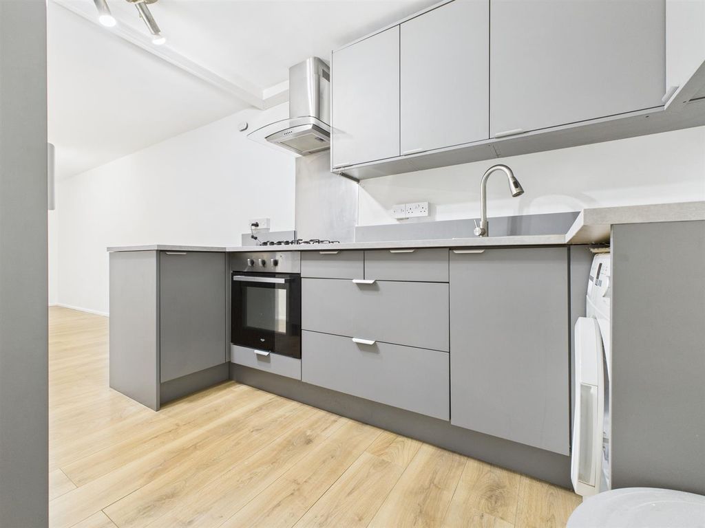 Property photo 3 of 8 Cam04311G0-Pr0062-Still004.Jpg