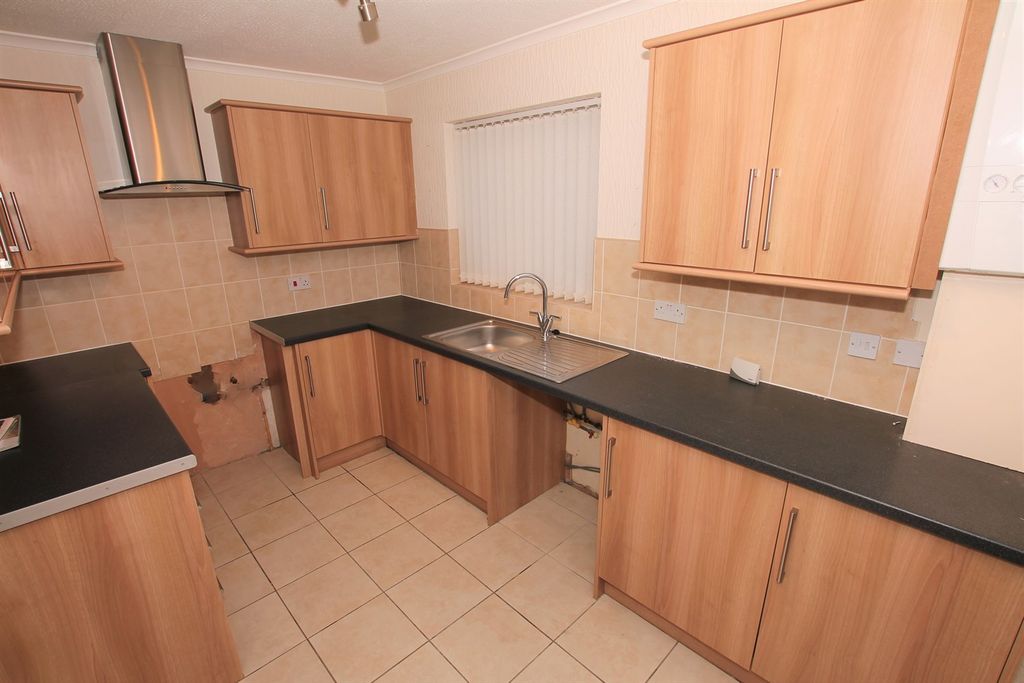 Property photo 3 of 8 Kitchen