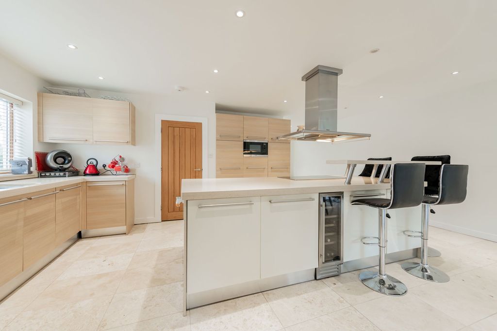 Property photo 1 of 30