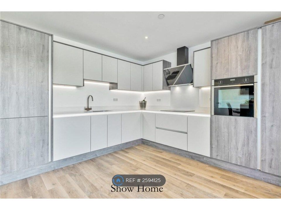 Property photo 2 of 35 Modern Fitted Kitchen