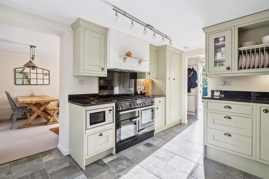 Property photo 3 of 10 Kitchen