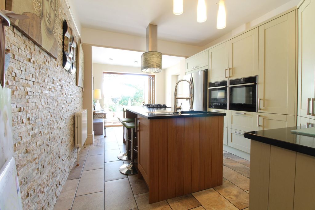 Property photo 2 of 32