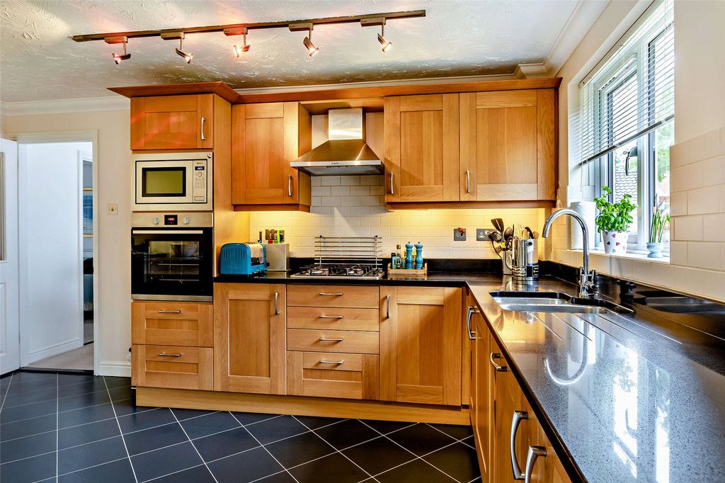 Property photo 2 of 28 Picture No. 15