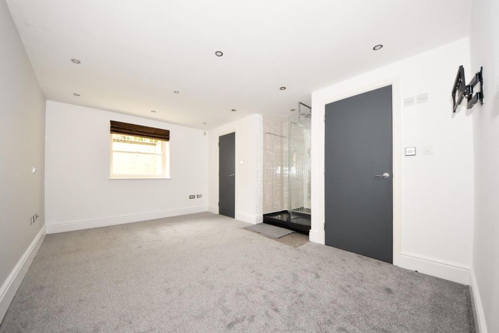 Additional image 7 of 3 bed flat for saleBrooklands House, Lucas Court, Leamington Spa CV32