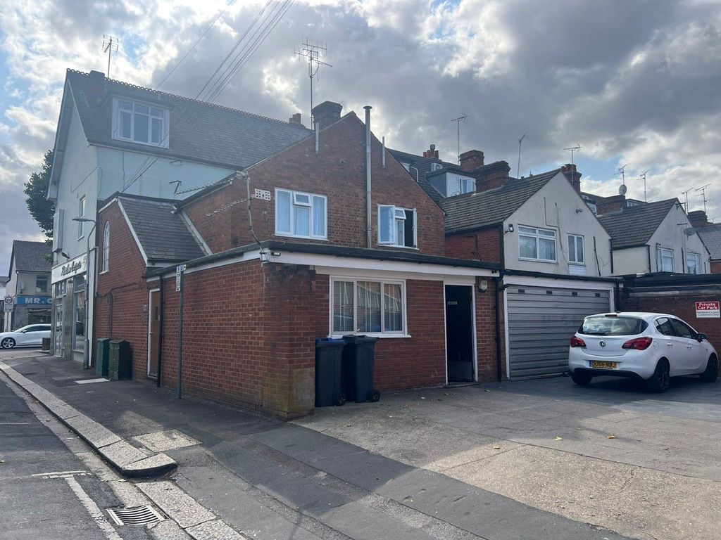Property photo 3 of 9 140-142 Caversham Road - Rear Elevation