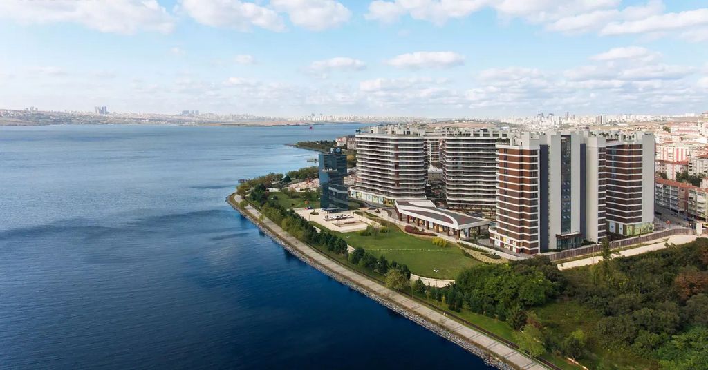 Property photo 3 of 15 A Modern Three-Bedroom Apartment For Sale In Istanbul - Complex Situated On The Edge Of Kucukcekmece Lake
