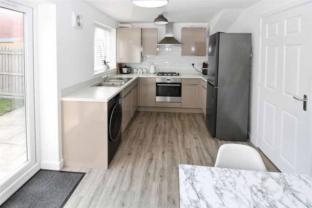 Property photo 3 of 17 Dining Kitchen