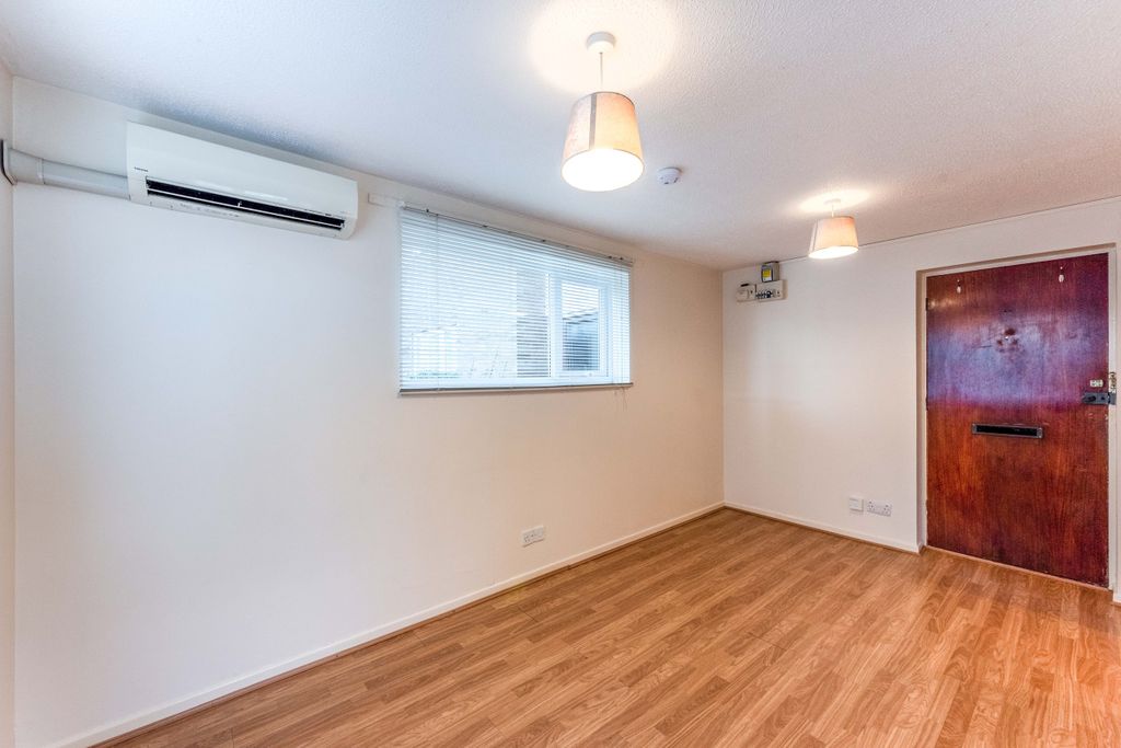 Property photo 2 of 7 2 Lounge