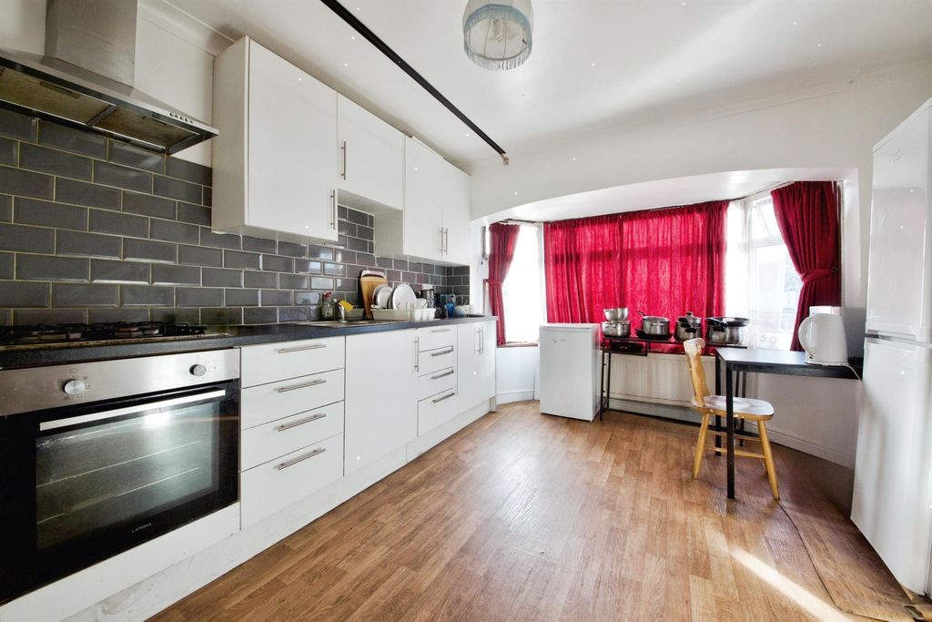 Property photo 3 of 18