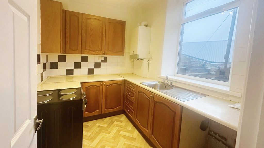Property photo 3 of 8 Kitchen