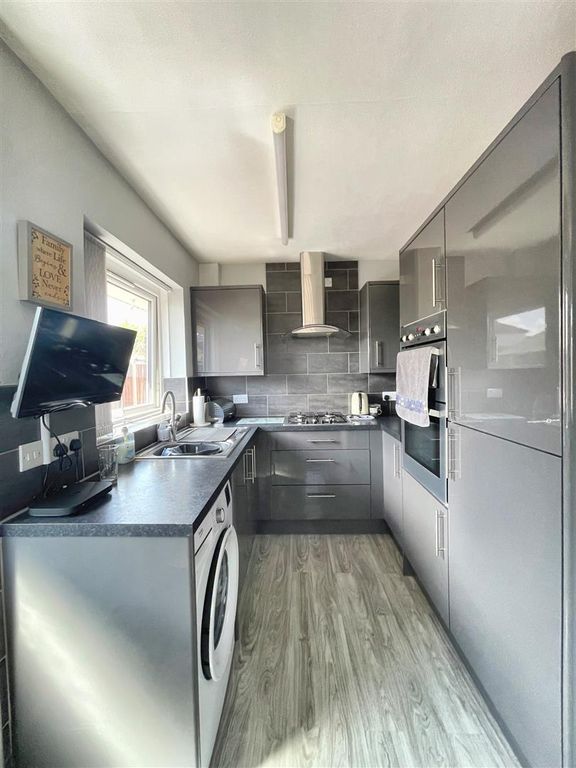 Property photo 3 of 17 Kitchen