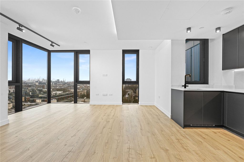 Property photo 3 of 24 Reception/Kitchen