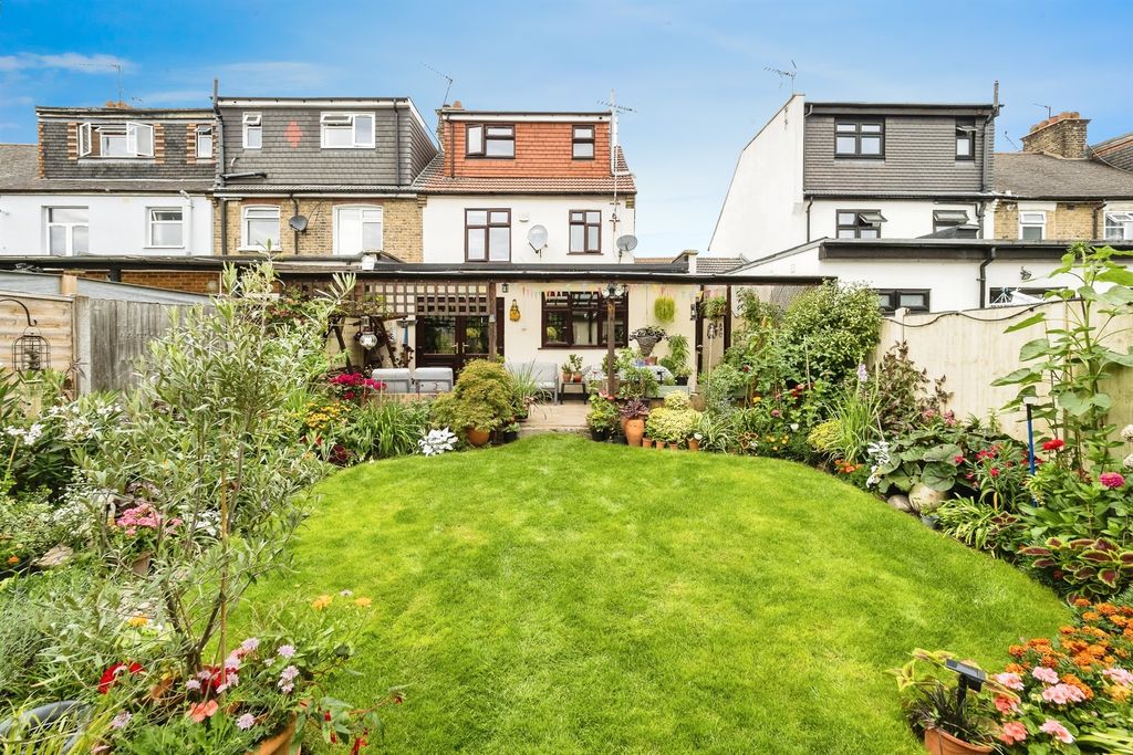 Property photo 2 of 33