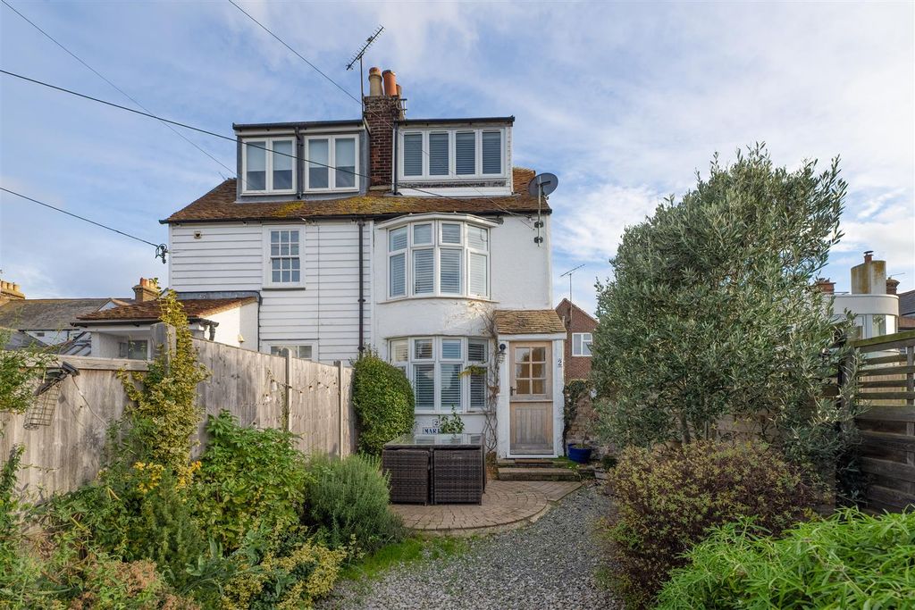 Property photo 1 of 17 Marine Gap, Whitstable