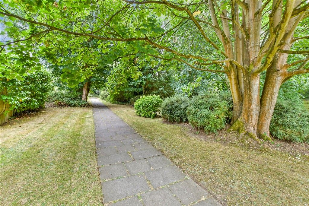 Property photo 2 of 12 Communal Gardens