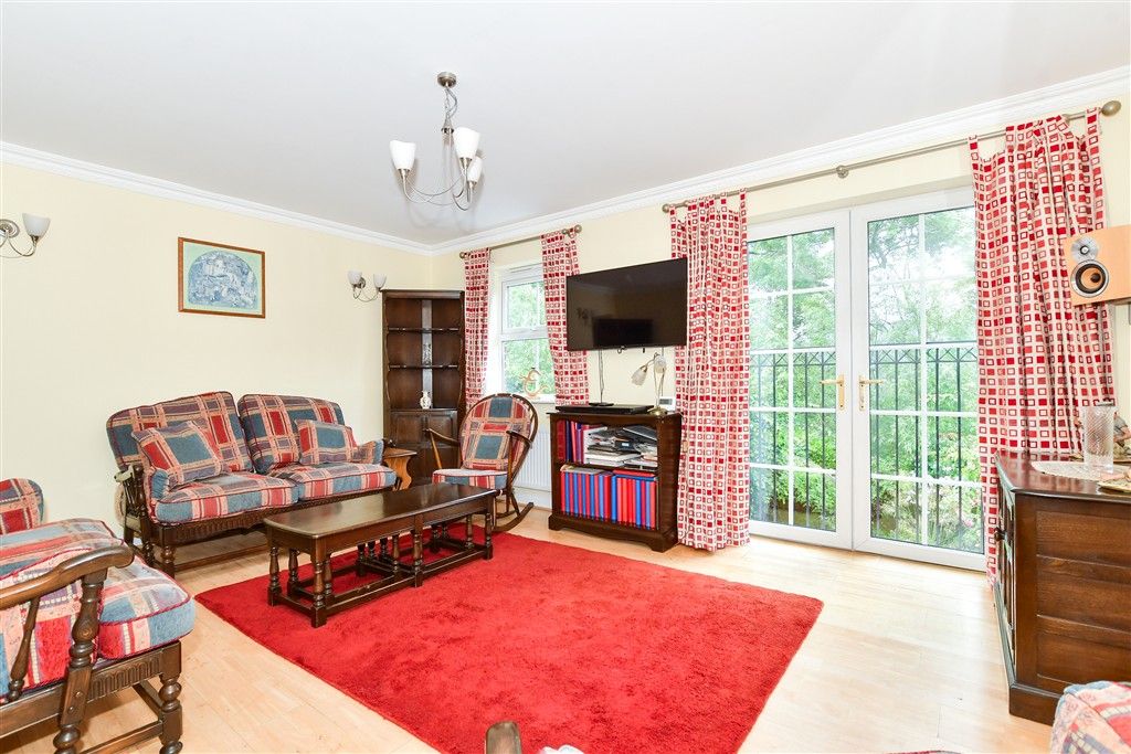 Property photo 3 of 12 Lounge