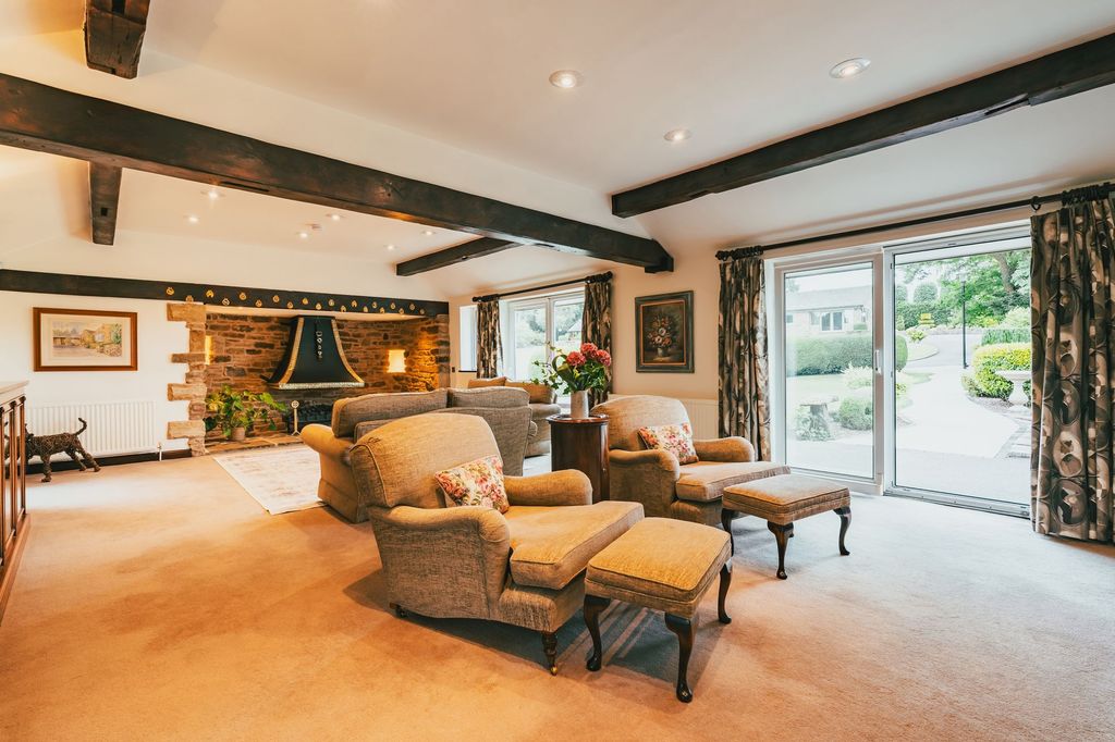 Property photo 3 of 27 Lounge