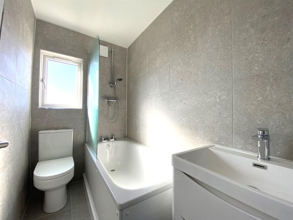 Property photo 1 of 16 Bathroom