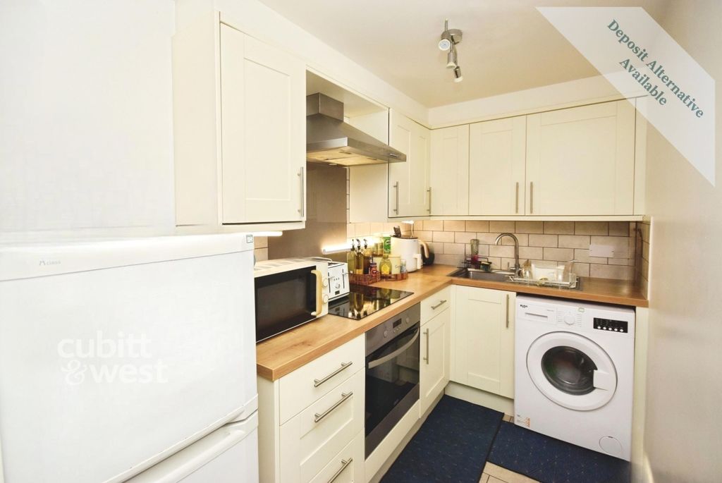 Property photo 2 of 9 Kitchen