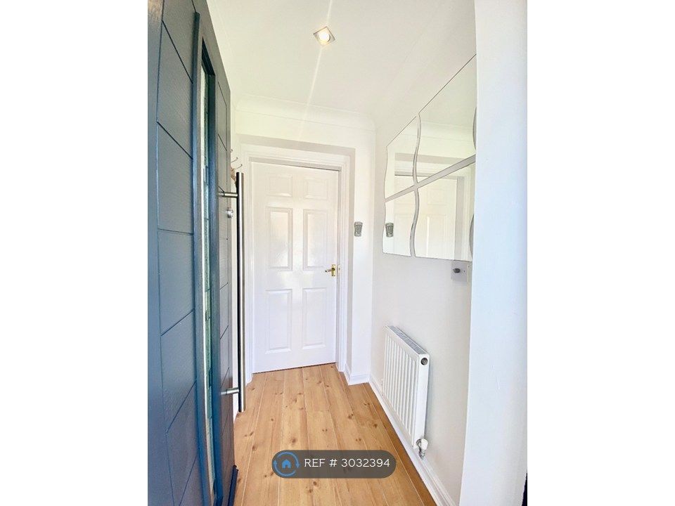 Property photo 3 of 33 Entrance Hall